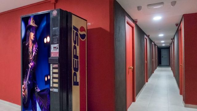 pasillo de acceso a los locales